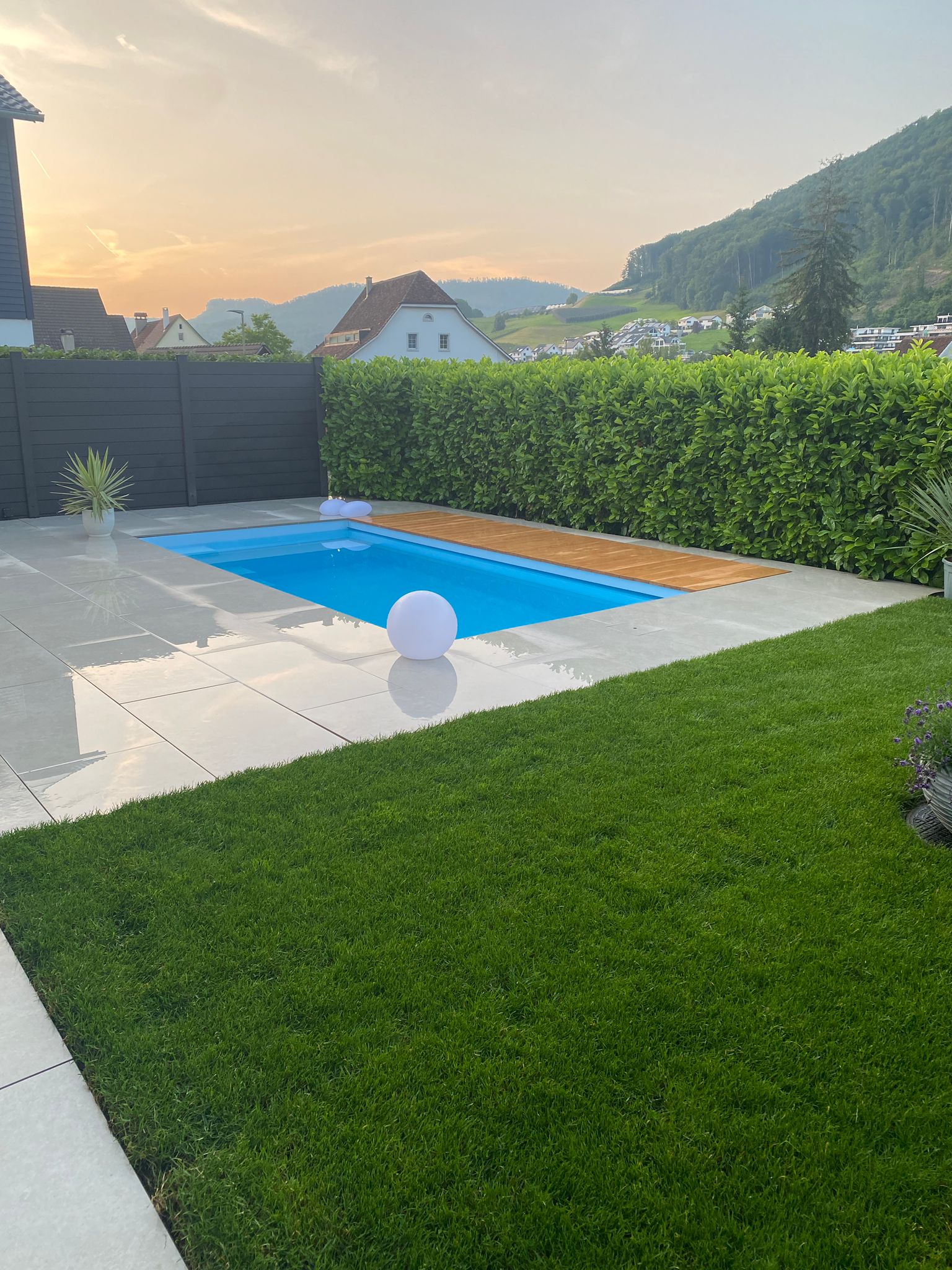 Pool mit Natursteinplatten & Rollrasen – Projekt Diepflingen