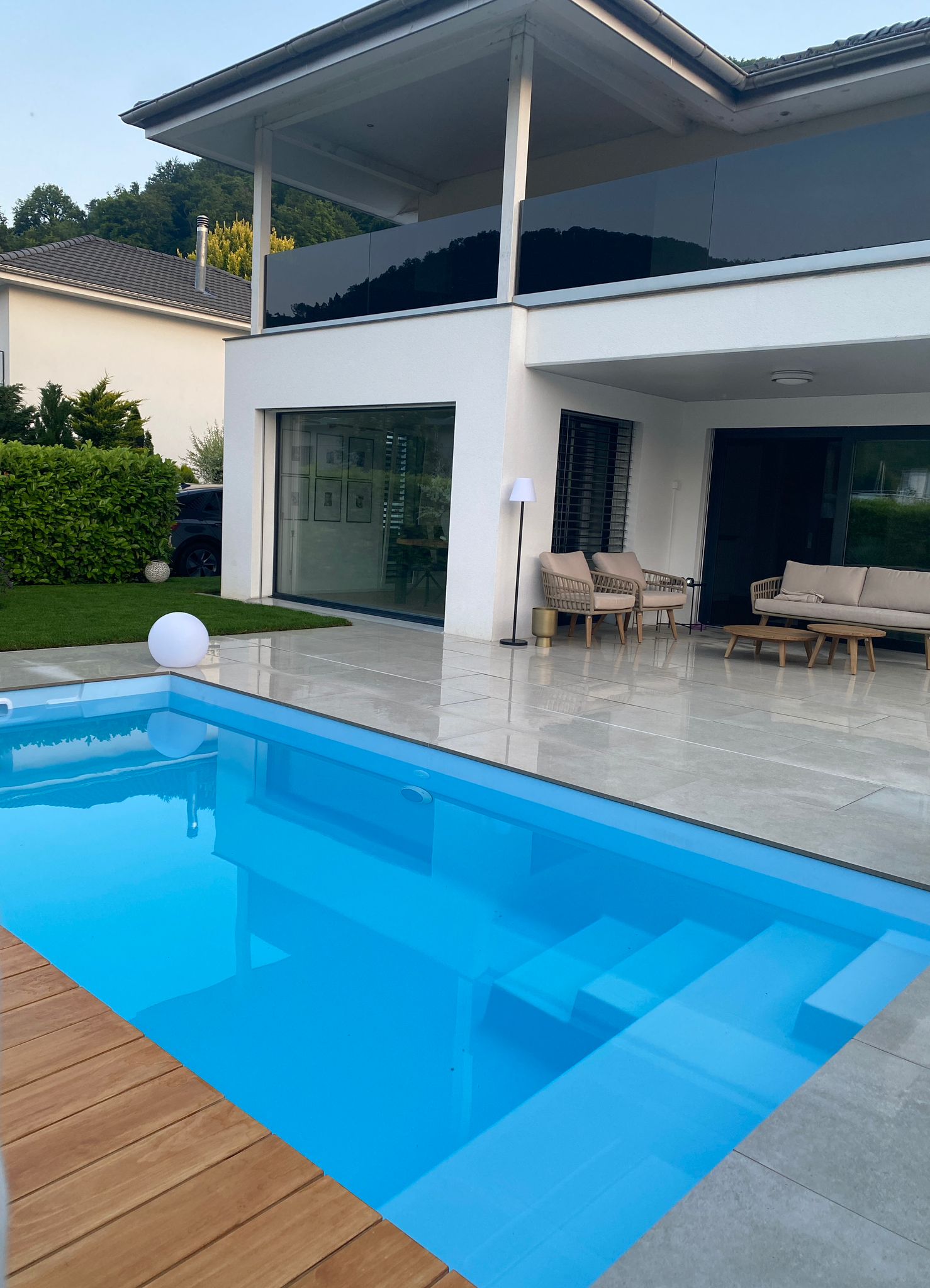 Pool mit Holzdeck & Outdoor-Lounge – Projekt Diepflingen