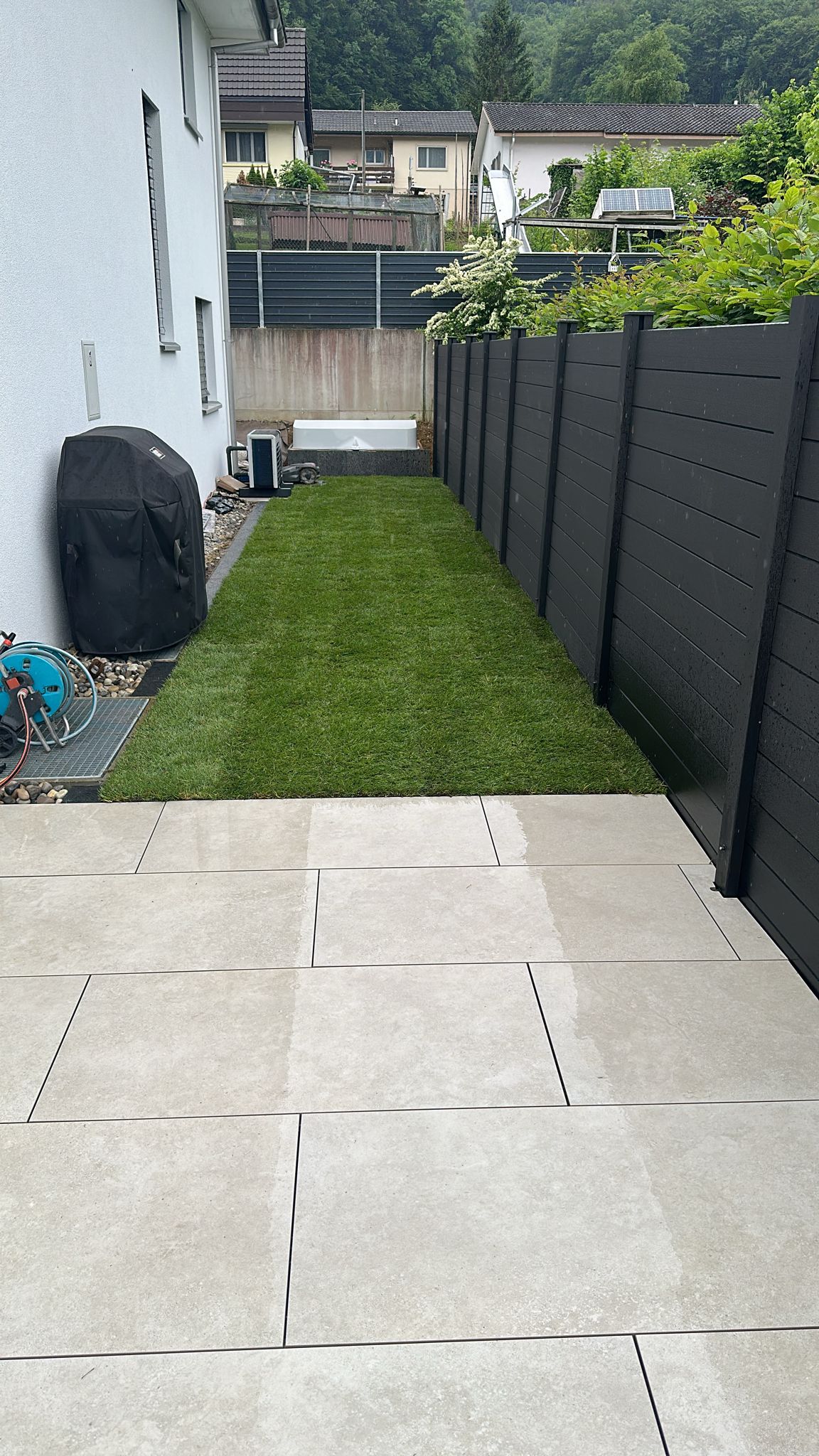Natursteinplatten-Terrasse & Alu-Sichtschutz – Projekt Diepflingen