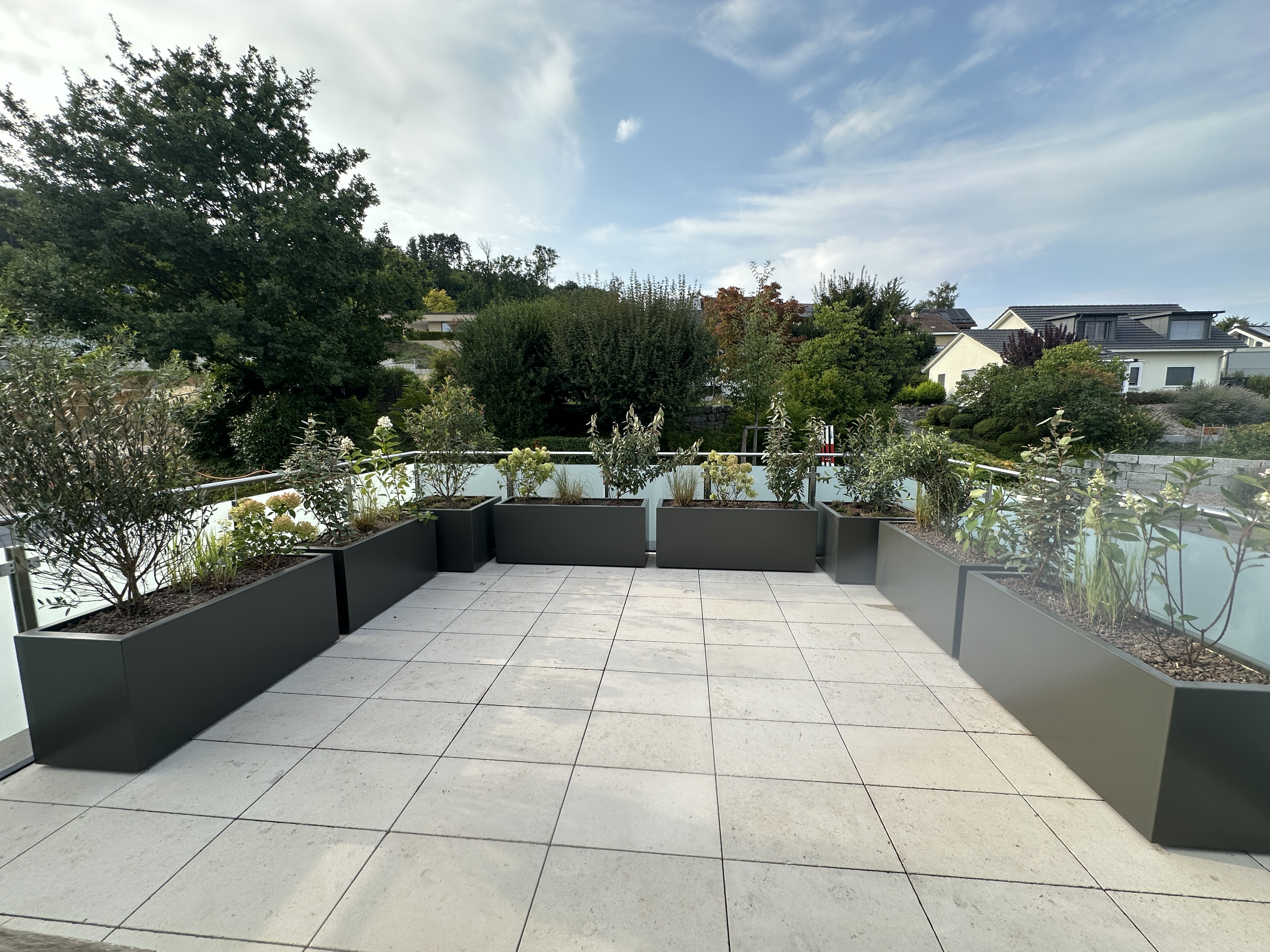 Moderne Dachterrasse mit anthrazit Hochbeeten