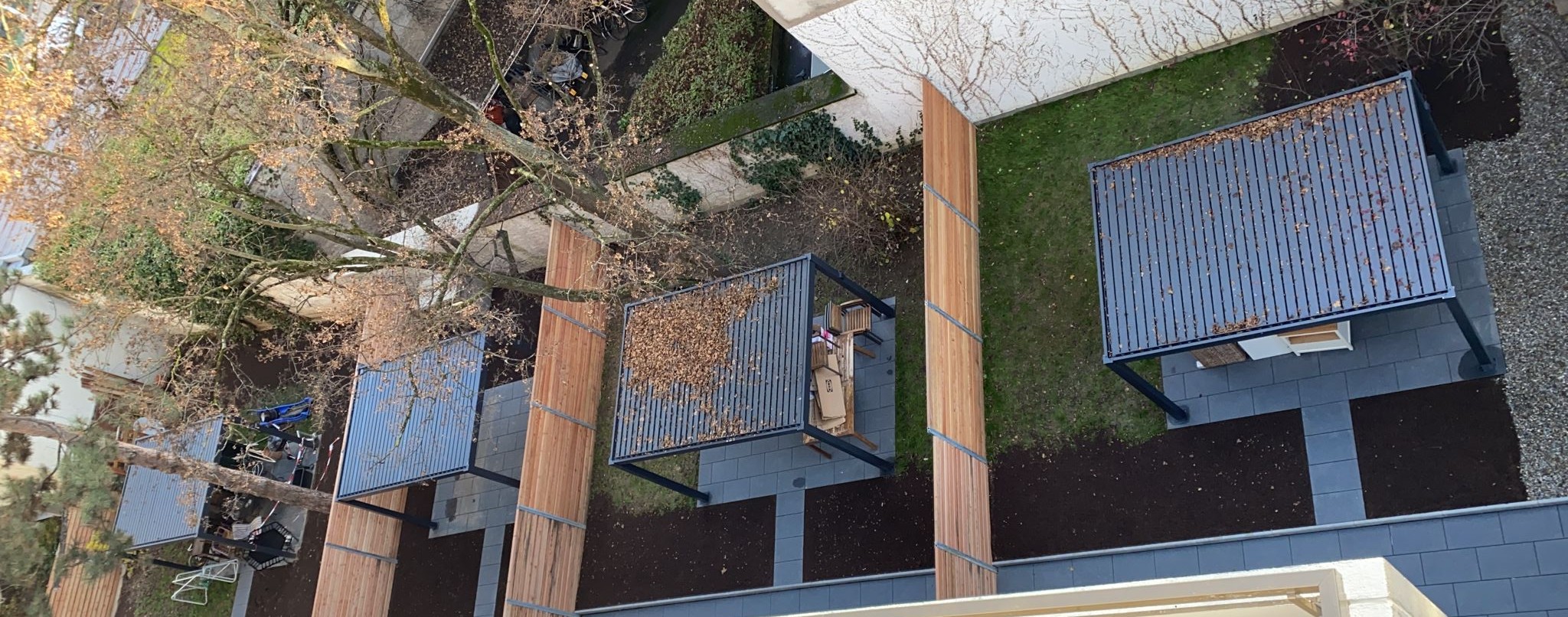 Reihengärten mit Pergola und Holzabtrennungen aus der Vogelperspektive