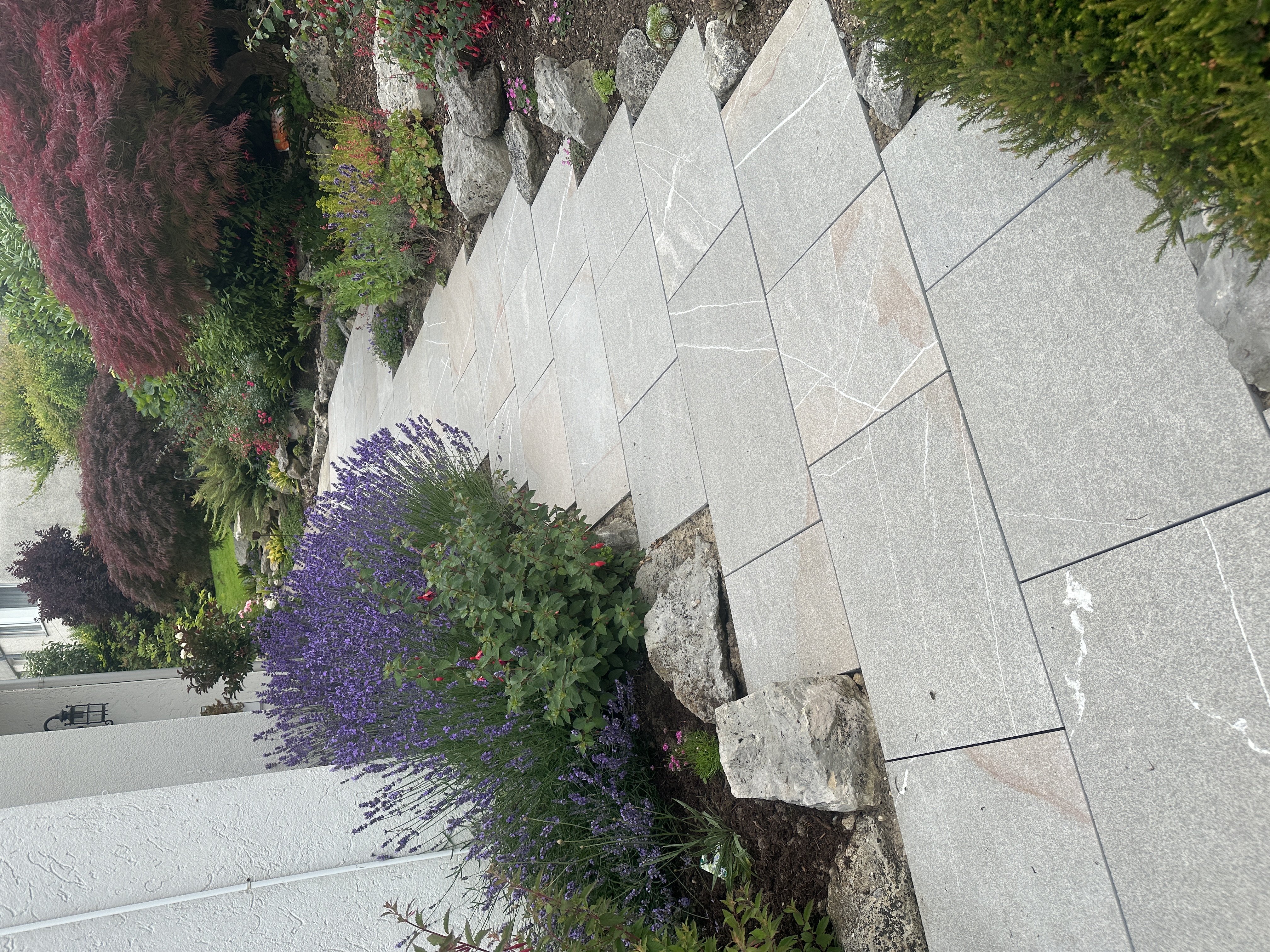 Natursteinweg mit Granitplatten