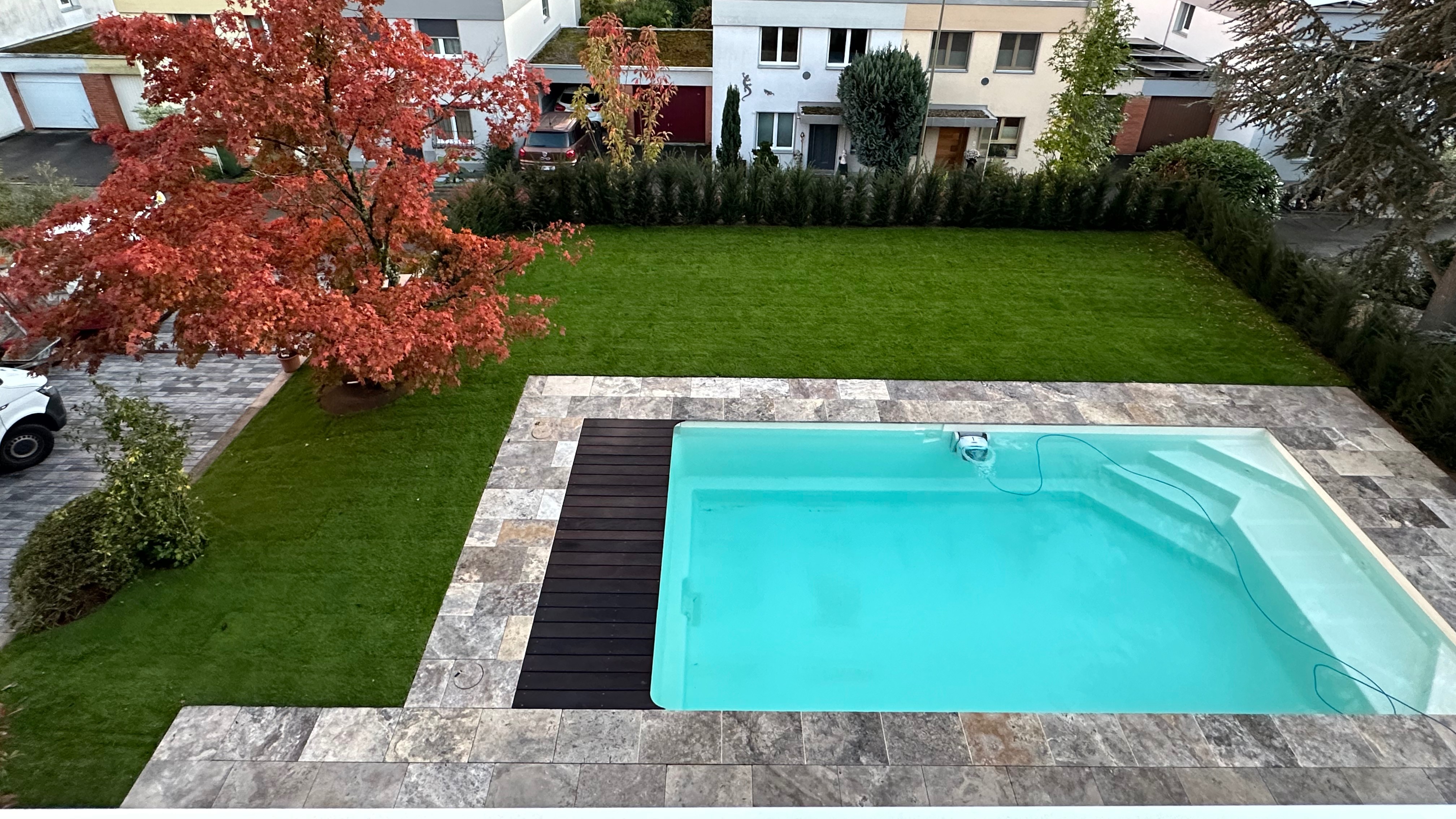 Travertinpool mit Liegestuhlterrasse und Holzelement