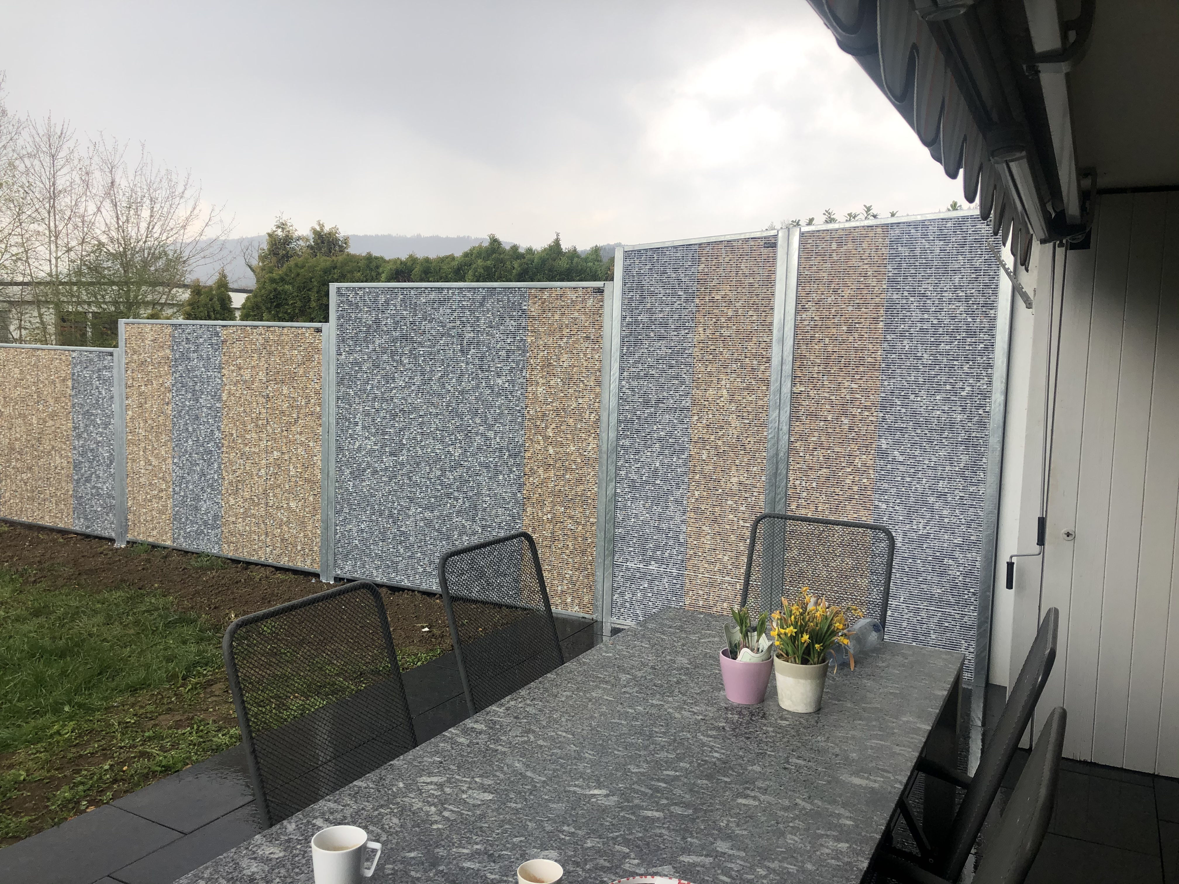 Sichtschutzelemente aus Splitt und Granit an Terrasse