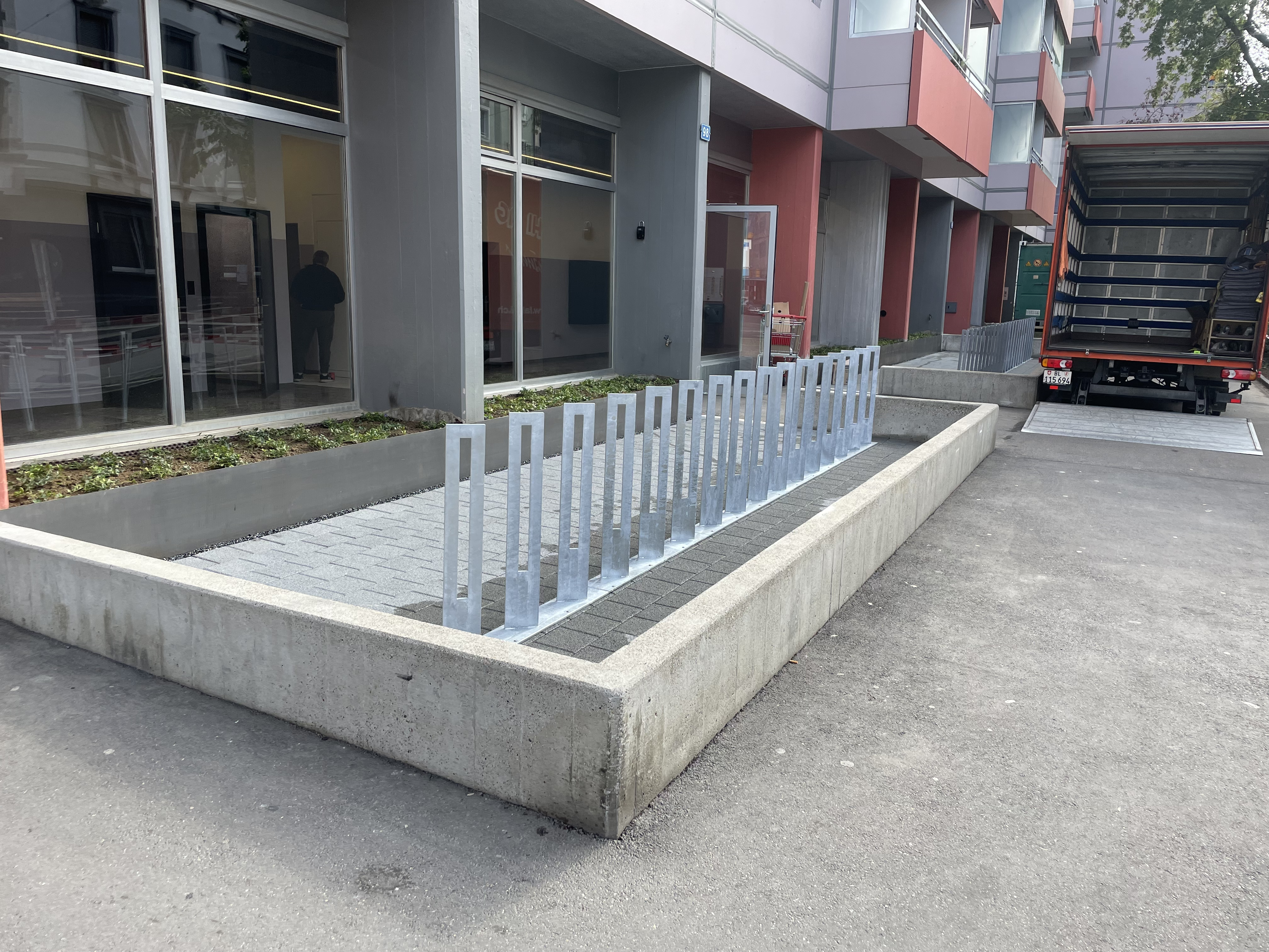 Moderne Veloständer-Anlage vor Überbauung