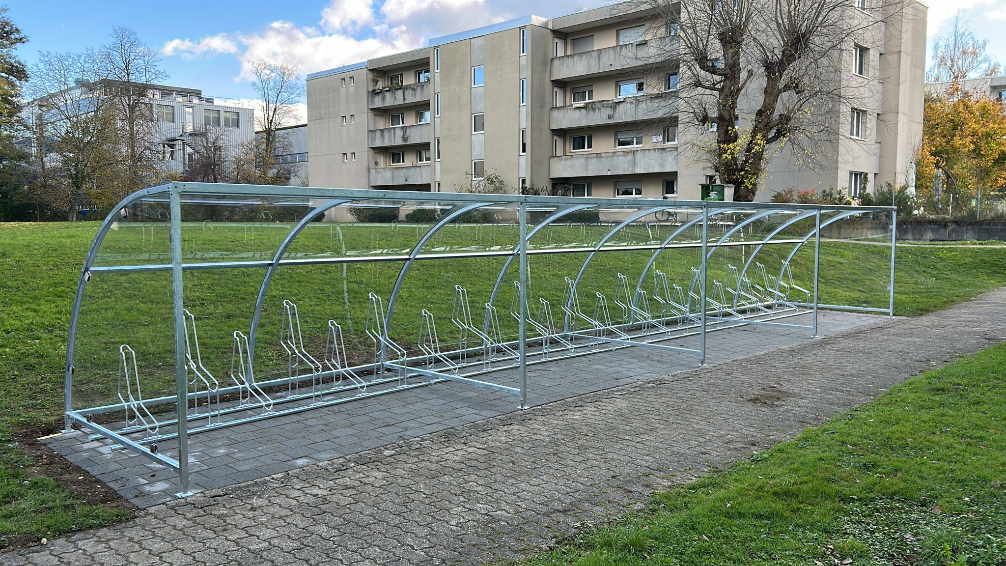 Grosser überdachter Fahrradunterstand in Siedlung